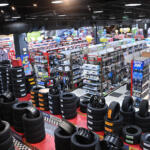 【画像】「読めなくても日本語表記のままがいいんだよ！」　台湾のカー用品店でわんさか並ぶ「日本メーカーの品」が中国語になっていないワケ 〜 画像15