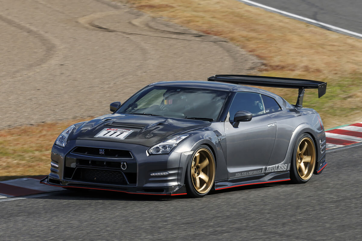 サーキットアタック中のR35GT-R