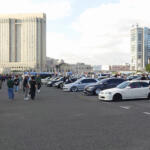 楽しむのは結構だけどクルマを傷つけてません？　クルマ系イベントは不注意なギャラリーで溢れかえっていた