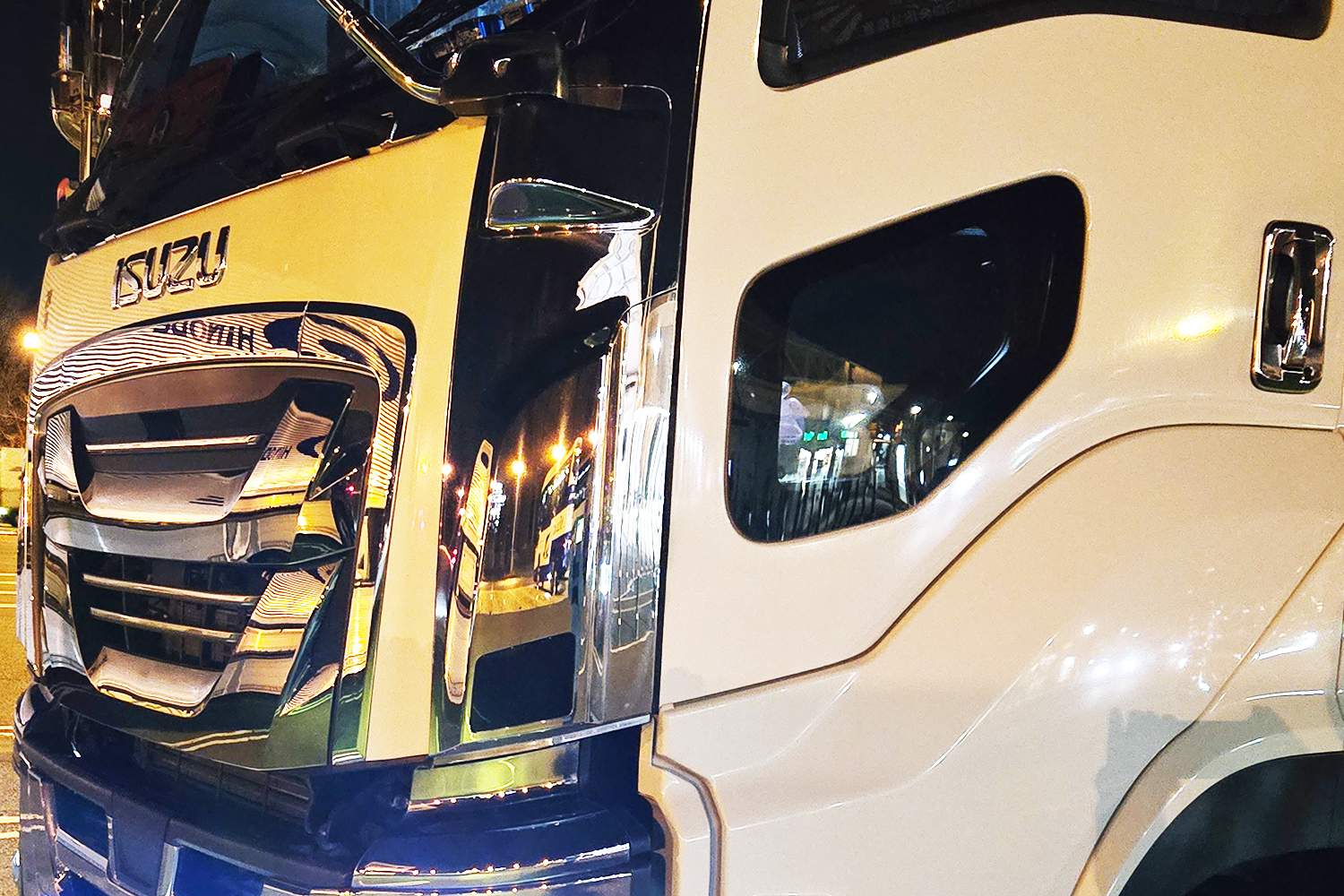 トラックの安全確認窓のイメージ