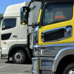 そういやドアの下のほうに窓があるな……トラックで重要な意味をもつ開かない窓の正体とは