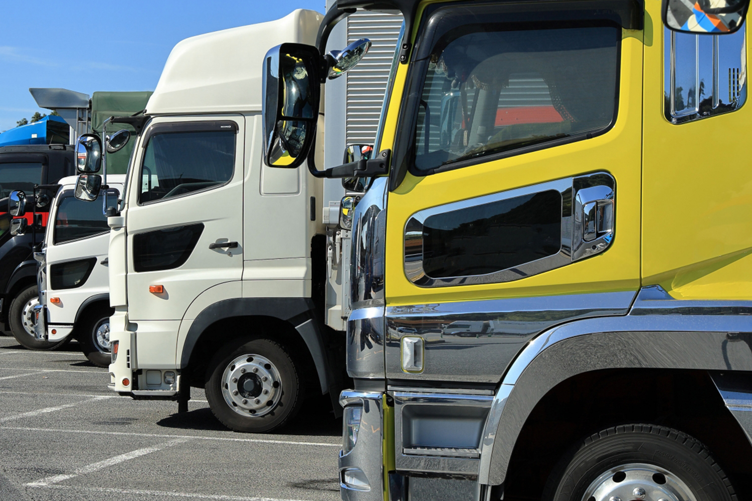 トラックの左ドア下についている「安全確認窓」の役割とは