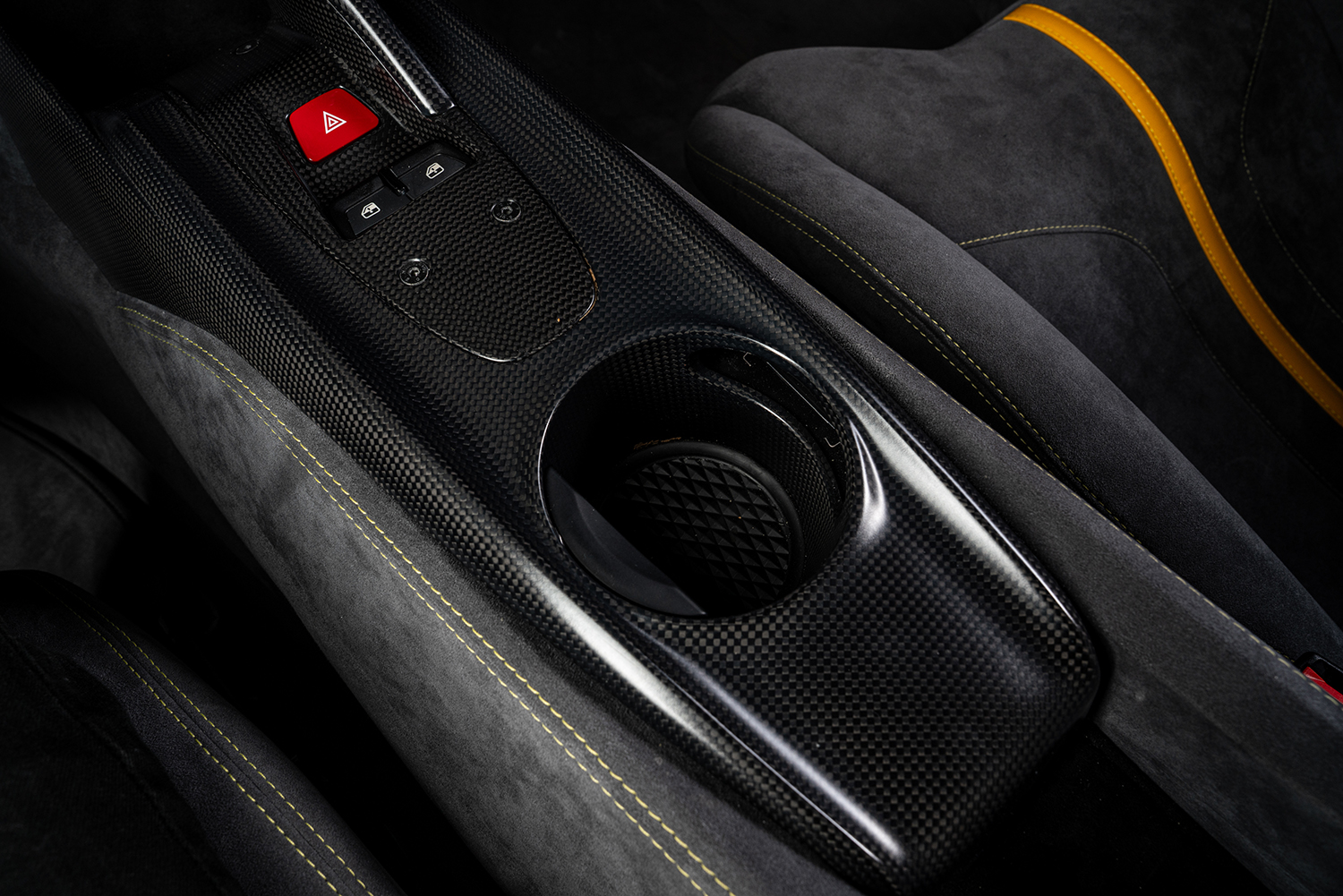 フェラーリのカーボン製ドリンクホルダーのイメージ