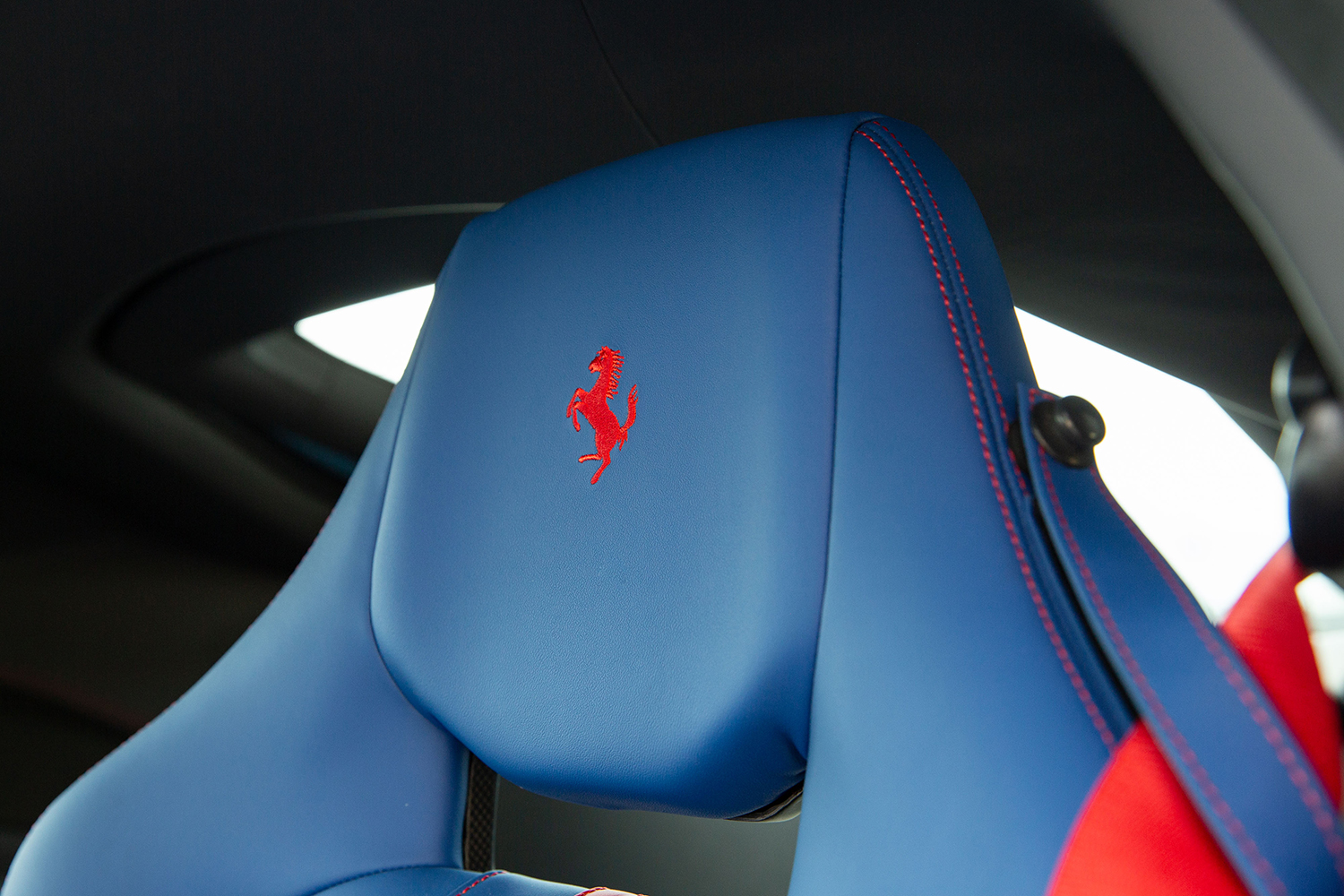 フェラーリのヘッドレストの刺繍