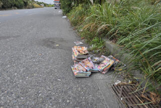 ふ頭を埋め尽くすトラックドライバーによるポイ捨て最前線