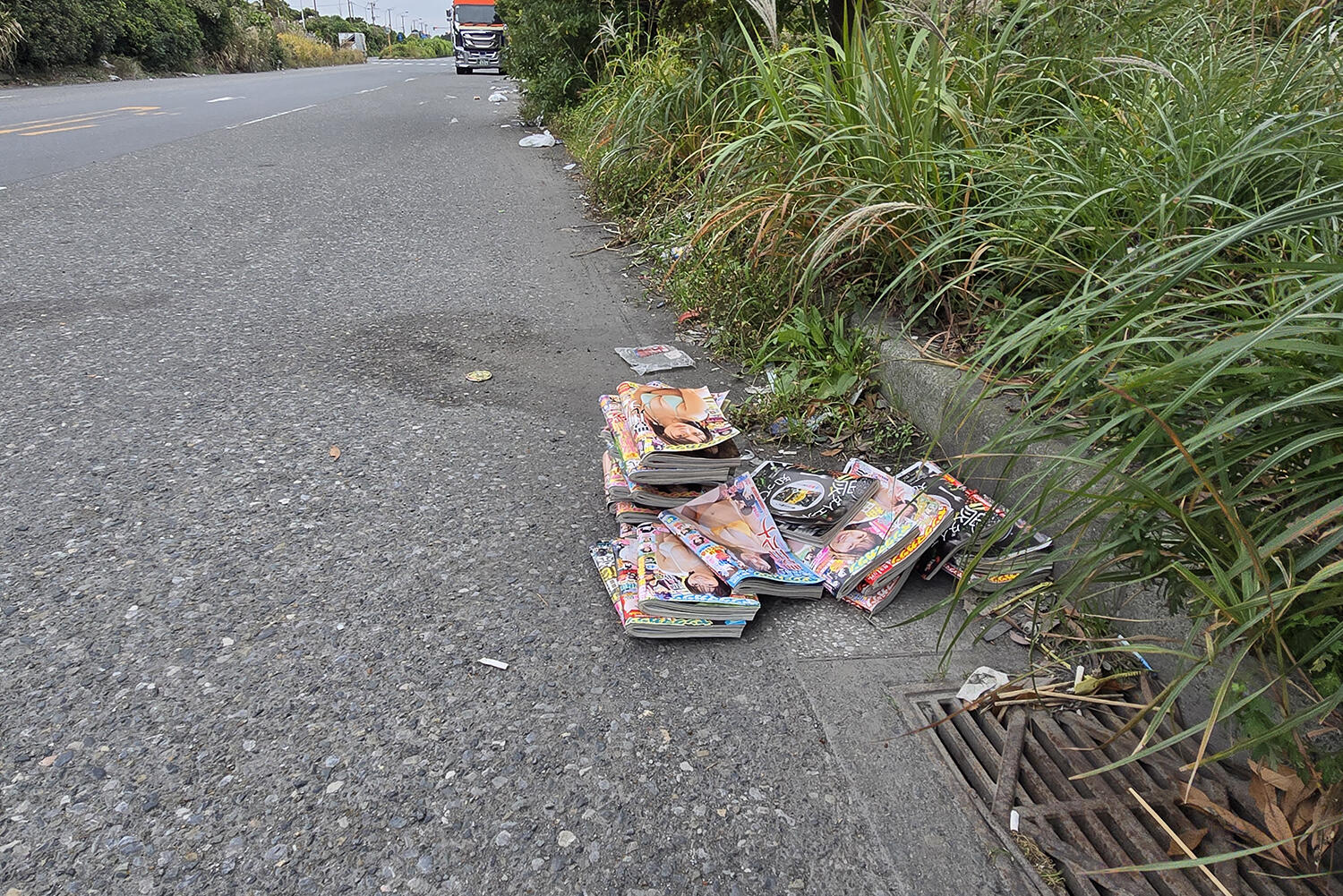 ふ頭を埋め尽くすトラックドライバーによるポイ捨て最前線