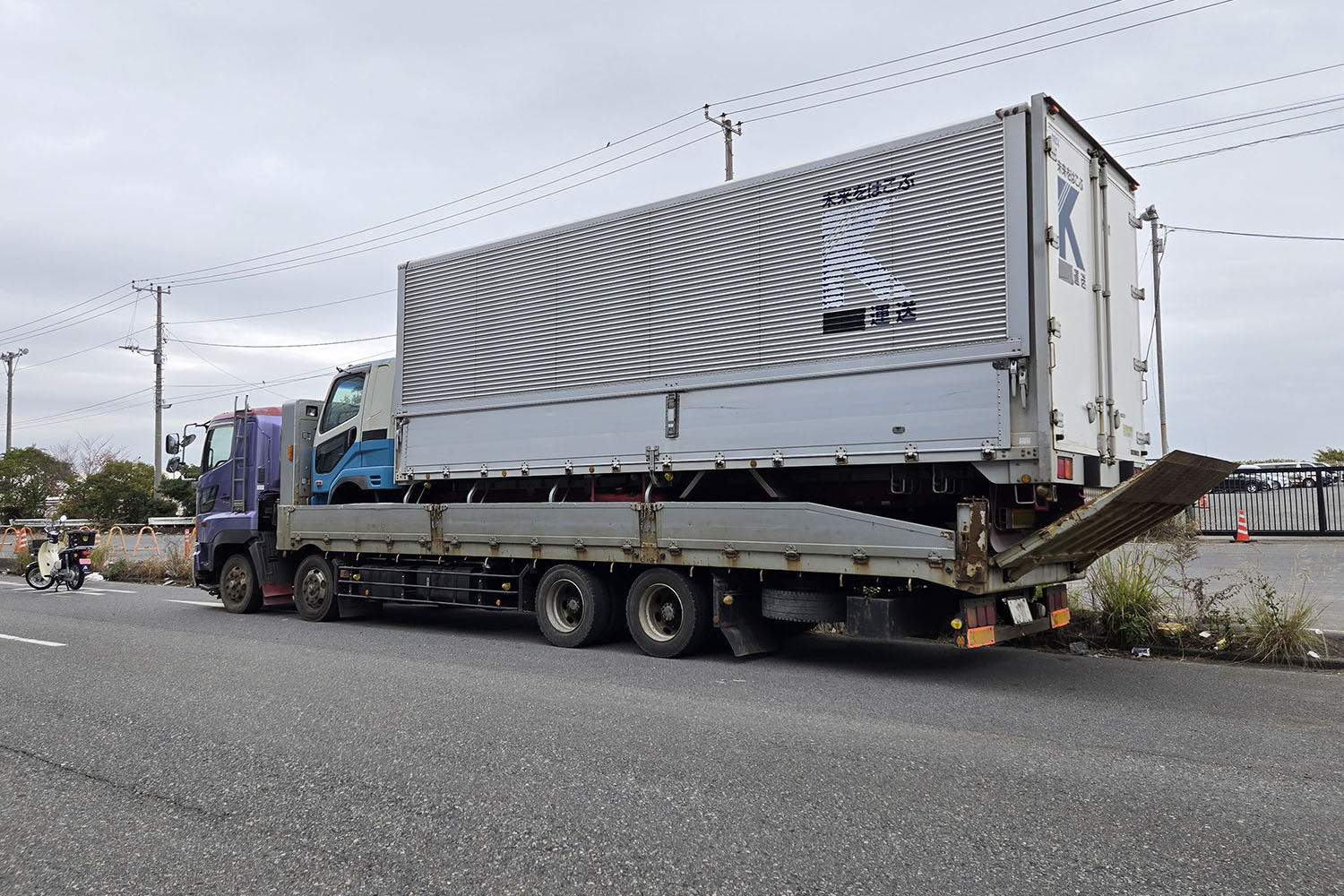 出荷待ちトラックのイメージ