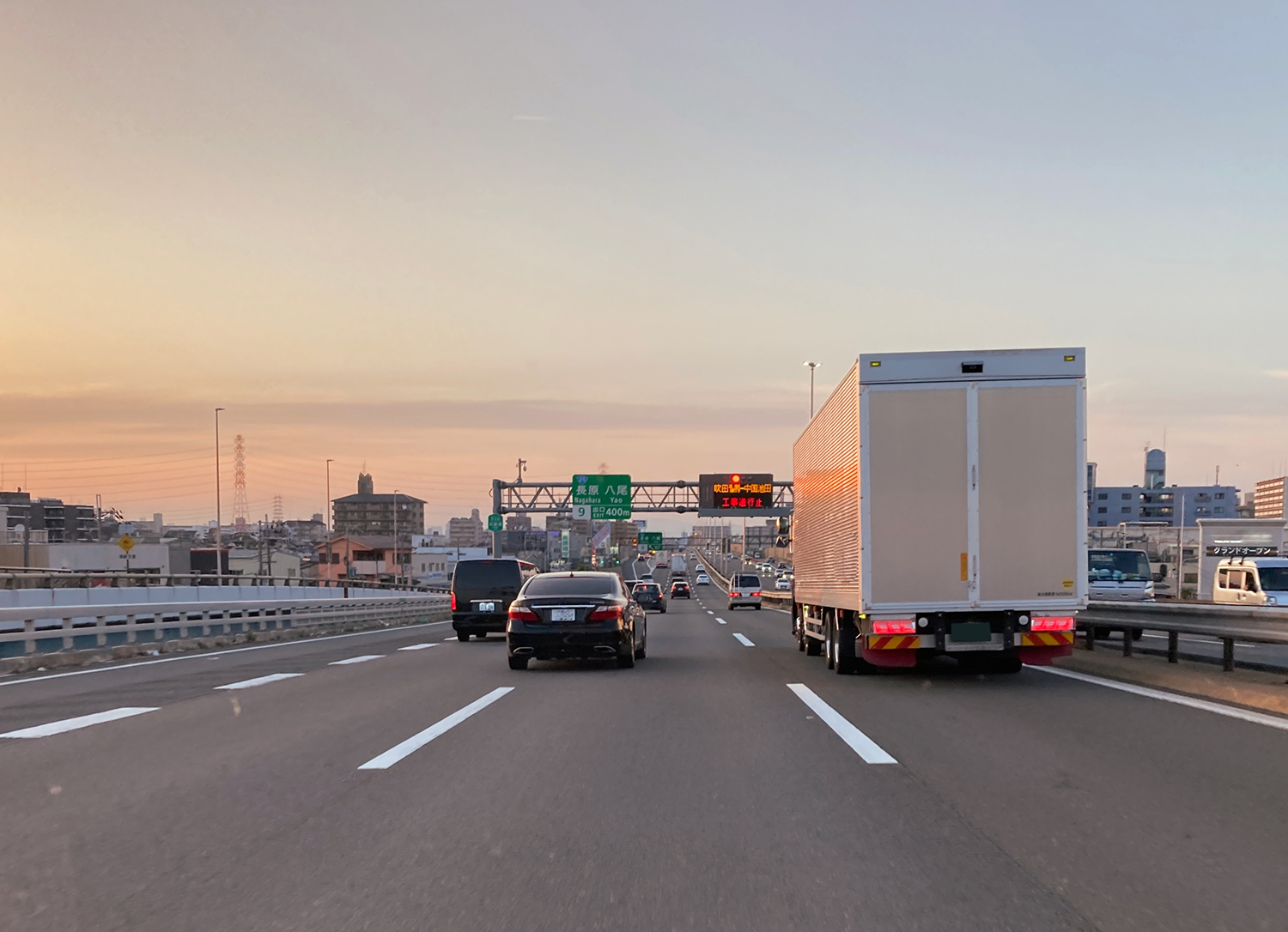 高速道路を走るトラックのイメージ 〜 画像11