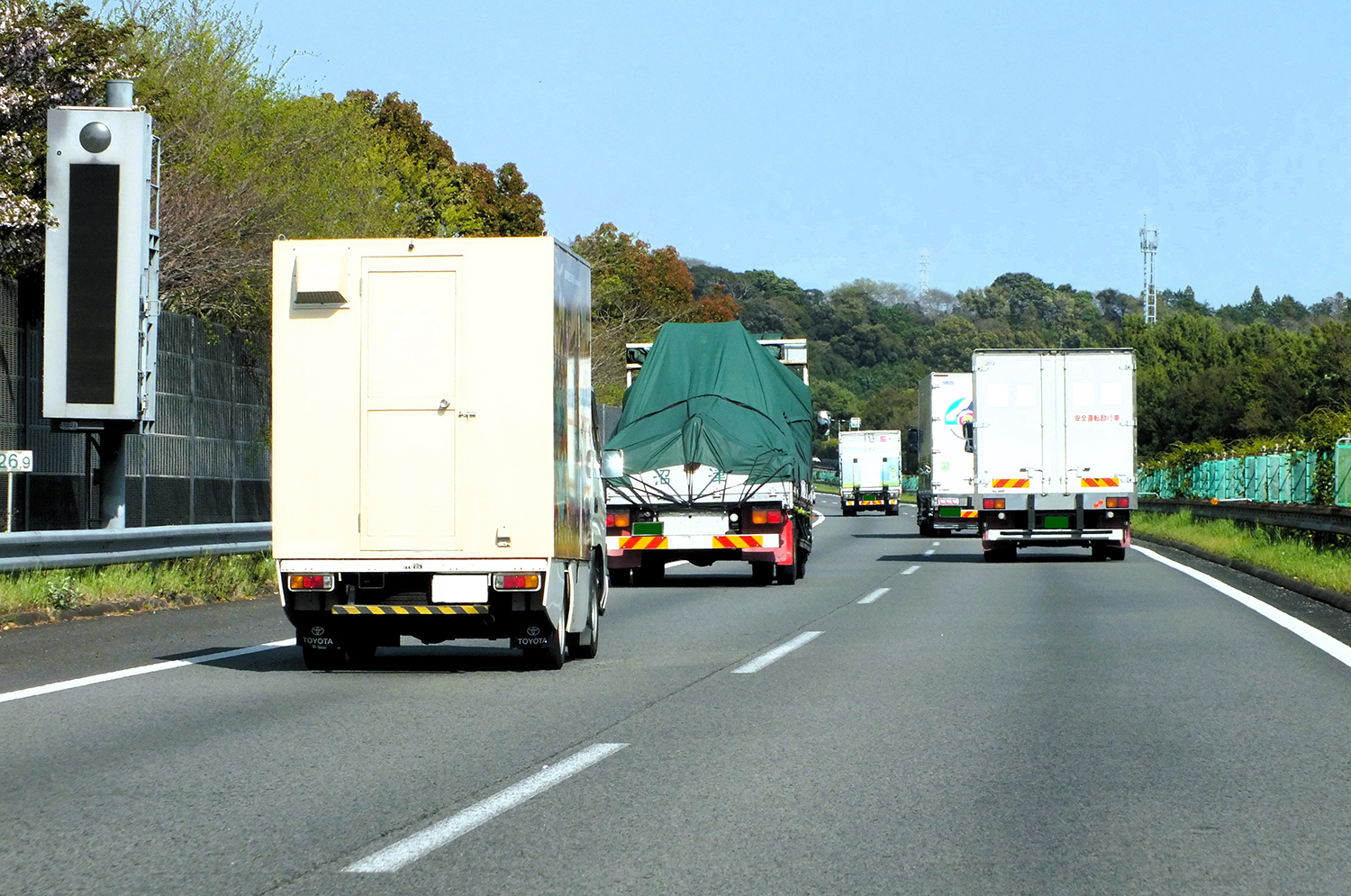 高速道路を走るトラックのイメージ