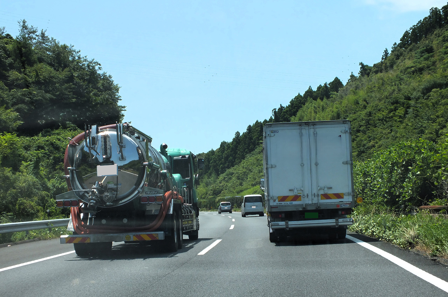 高速道路を走るトラックのイメージ