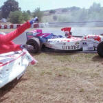 【画像】ドライバーがはねられる！　完走すれば入賞の６台だけの決勝！　信じがたいレベルのF1珍事件をまとめてみた 〜 画像2