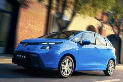 キミは誰!?　ってフィットかよ！　中国でマイチェンを受けたホンダ・フィットの「顔」がとんでもないことになっていた