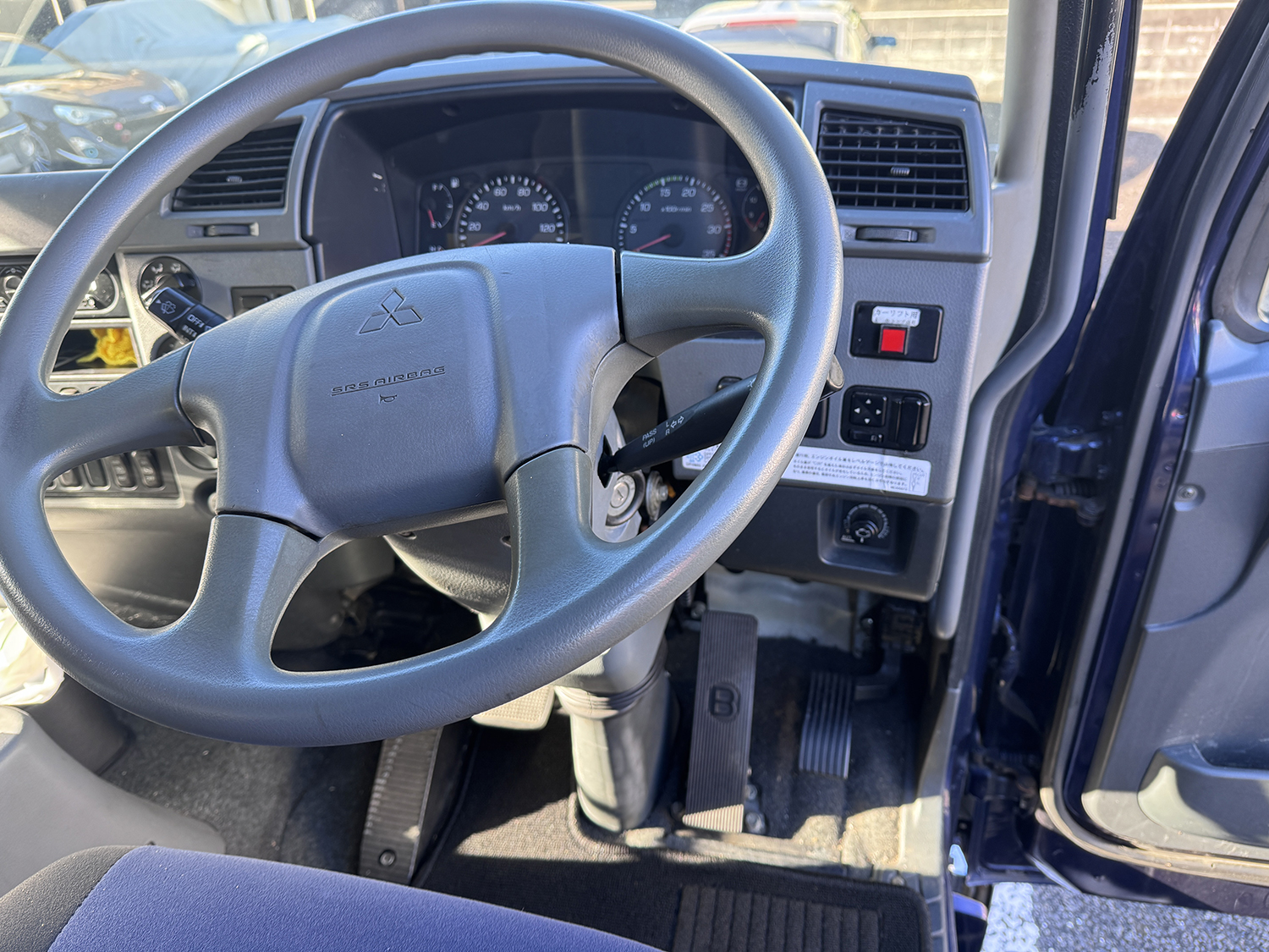 ウイング車の運転席