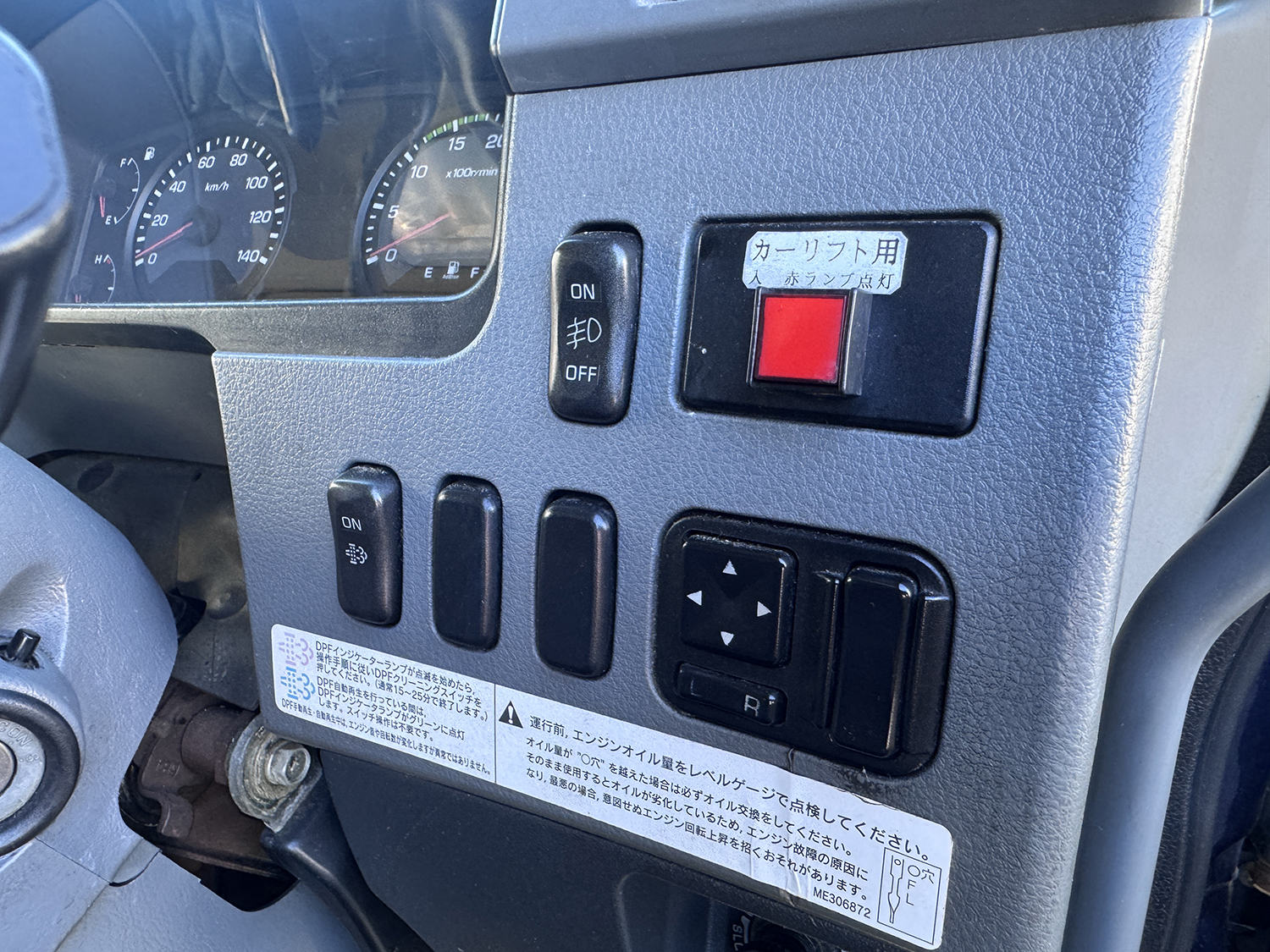 ウイング車のスイッチパネル