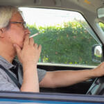 タバコや飲食は「ながら運転」にはならない？　直接取り締まる法律はないが「違反になる可能性」はゼロじゃない