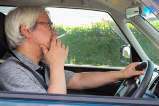 喫煙や飲食を運転中にしても「ながら運転」にはならないの?