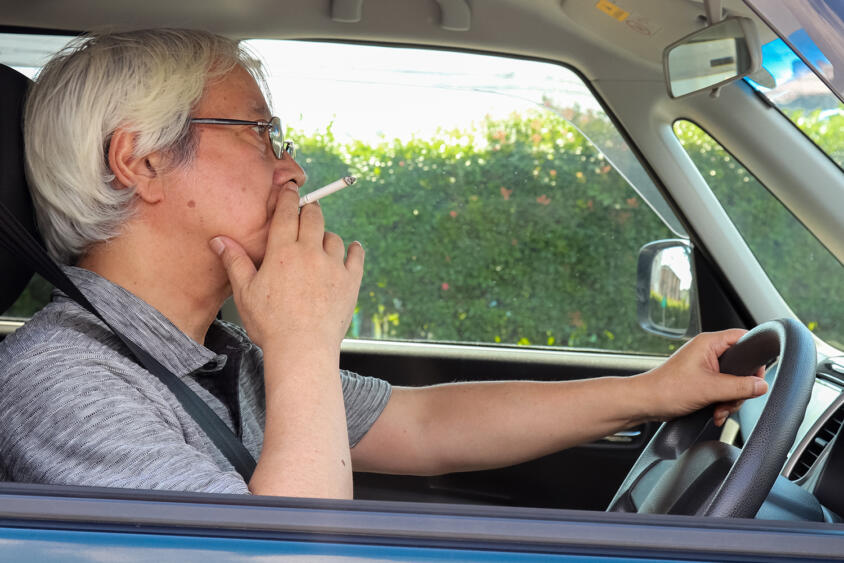 タバコや飲食は「ながら運転」にはならない？　直接取り締まる法律はないが「違反になる可能性」はゼロじゃない