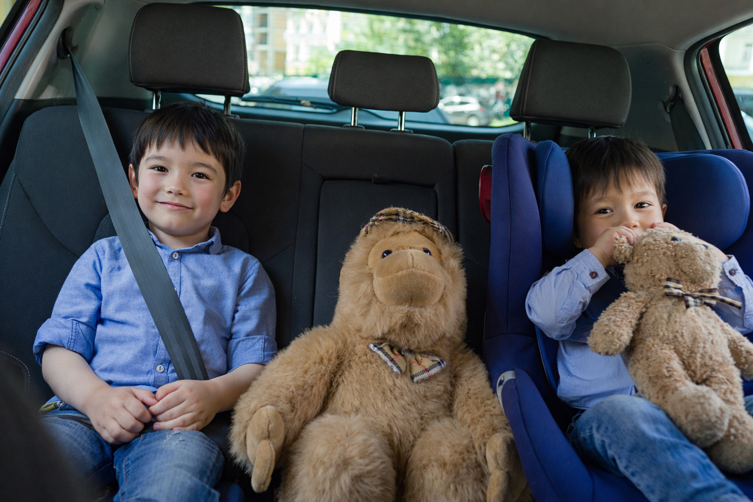 クルマの後席に乗っている子ども