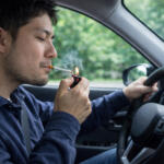 【画像】タバコや飲食は「ながら運転」にはならない？　直接取り締まる法律はないが「違反になる可能性」はゼロじゃない 〜 画像7