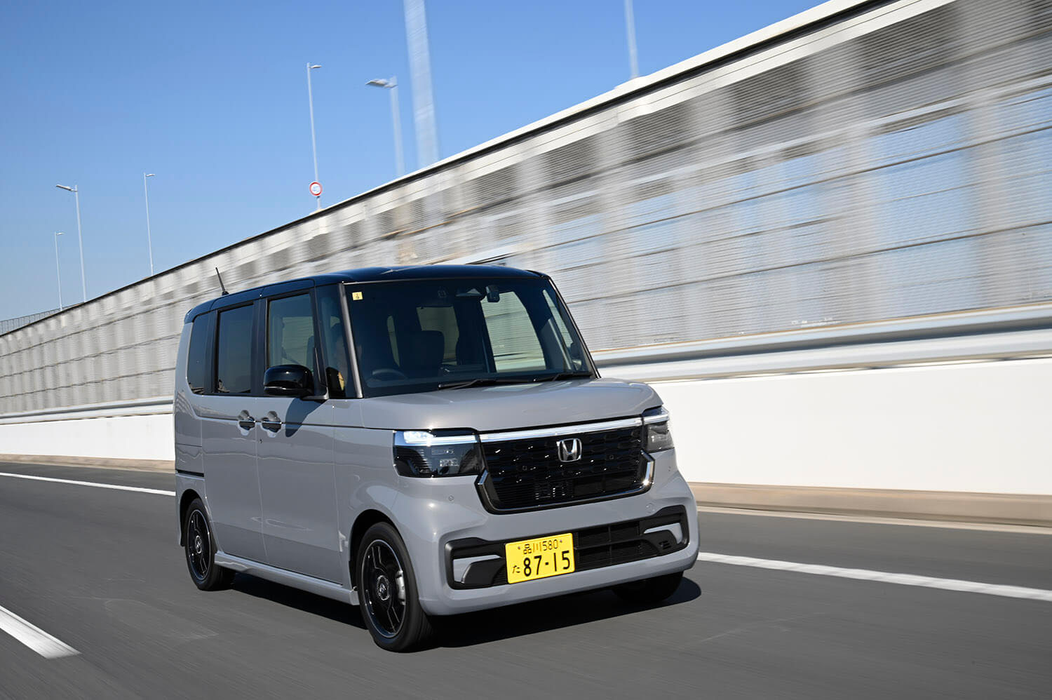 ホンダN-BOXの走行シーン