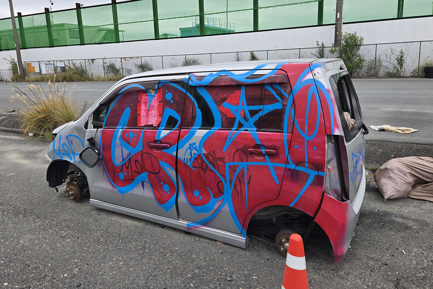 道路に捨てられた放置車両 〜 画像7