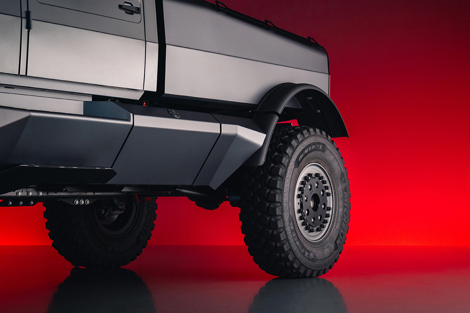 メルセデス・ベンツ・ウニモグのショーカーのタイヤとホイール