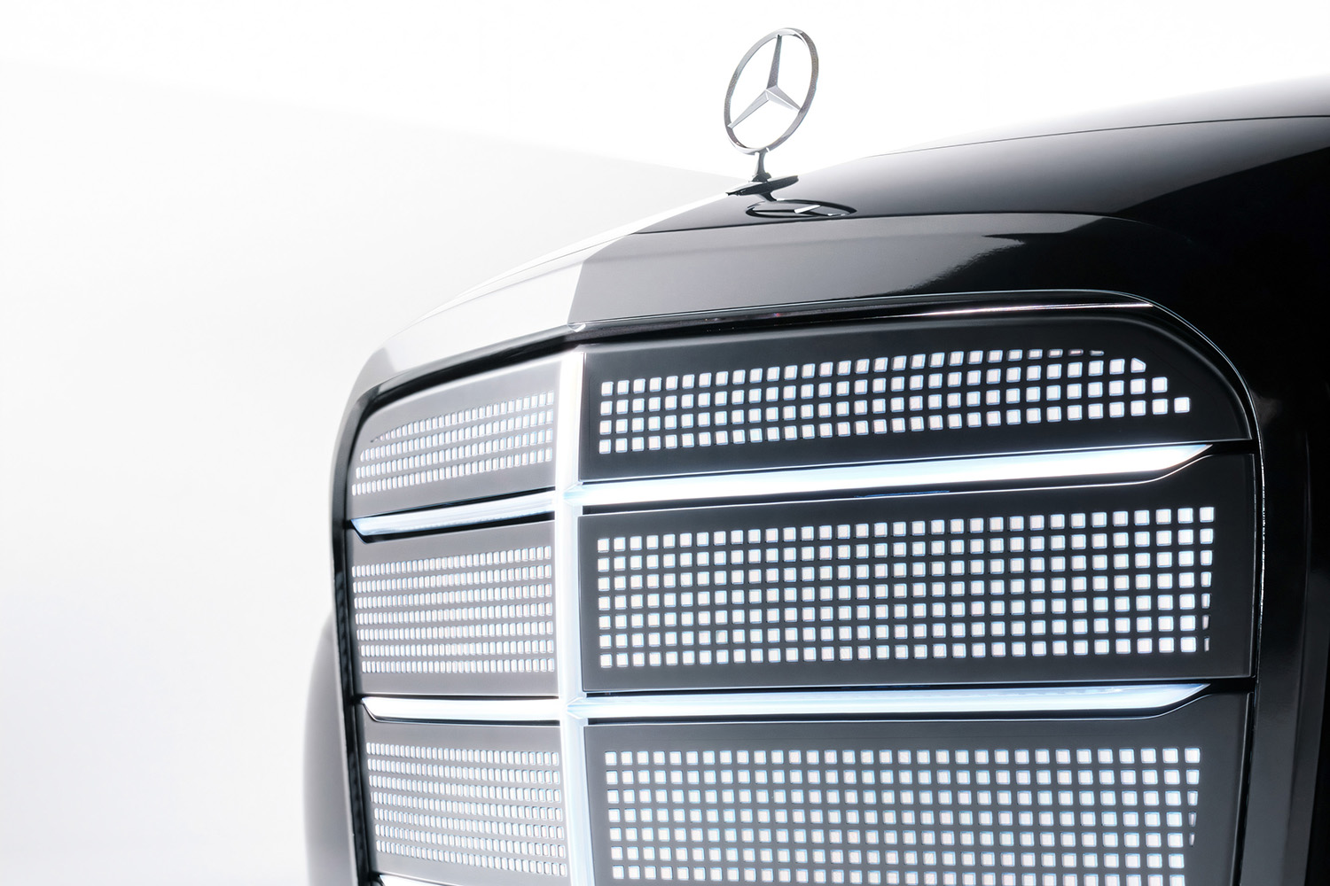 メルセデス・ベンツ・ビジョン・アイコニックのグリルとスリーポインテッドスターのエンブレム