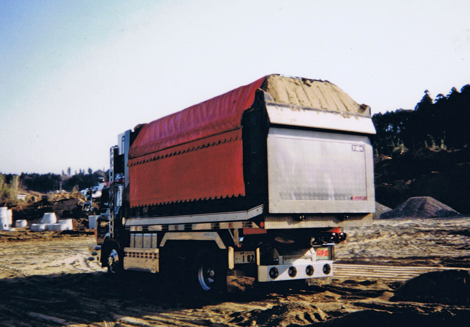 荷室部分をかさ増ししたデカ箱のトラック