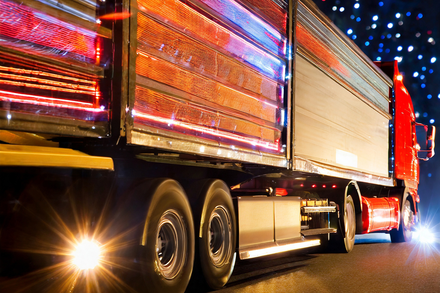 タイヤ灯を灯して走るトラック