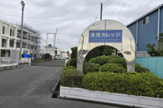 フォークリフトやガントリークレーンの操作も学べる就職率100％の「港湾カレッジ」の正体