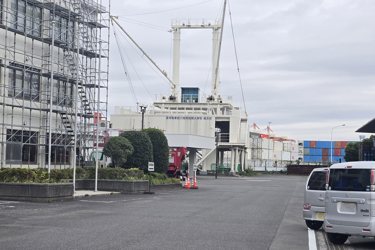 港湾カレッジのよこにあるクレーン
