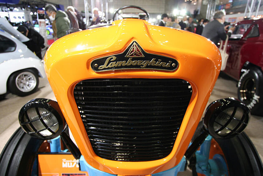 ランボ発見……ただしトラクター！　クルマのカスタムカーショーで異彩を放つ展示の真相とは【東京オートサロン2026】