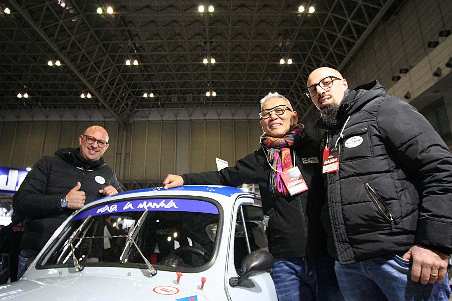 ウイングオートの会長の上窪順一郎さん（中央）と「LA MANNA MOTORS」のMr.アントニオ（左）とMr.ベンリー（右）