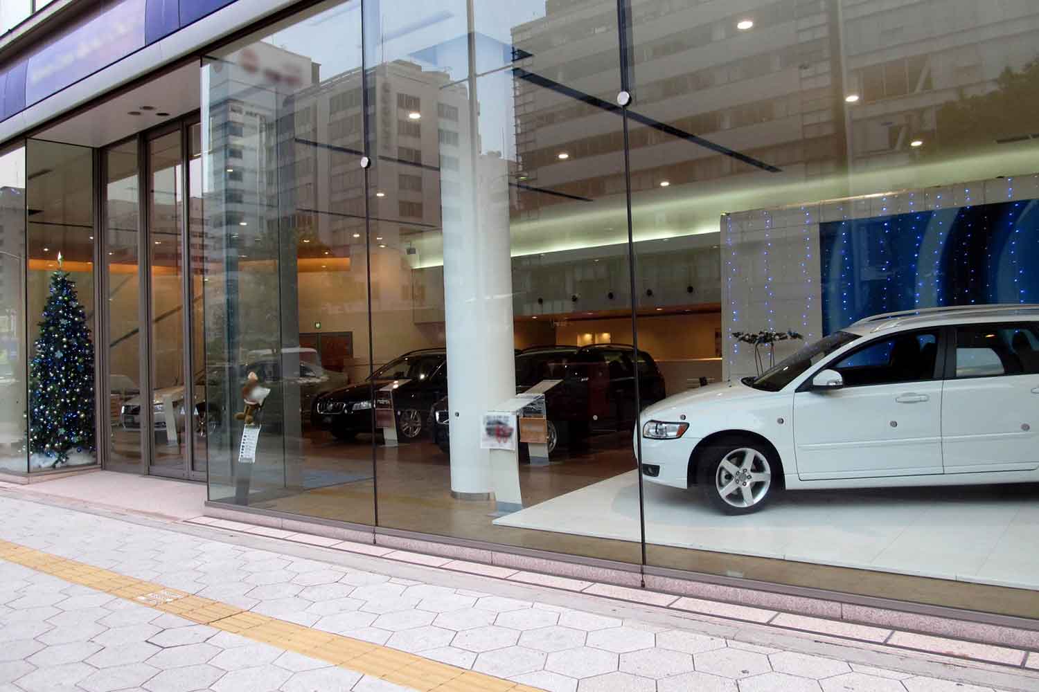 新車ディーラーの外観 〜 画像7