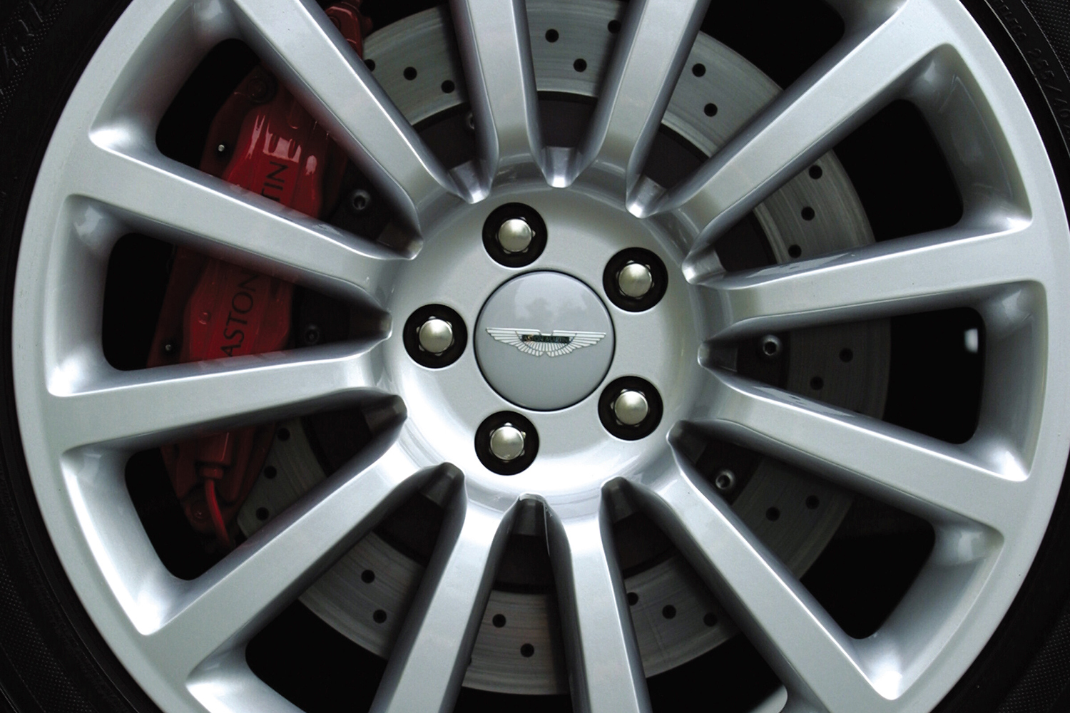 V12ヴァンキッシュはフェラーリに「打ち勝つ」ために誕生した【21世紀スーパーカーFILE #003】 〜 画像16