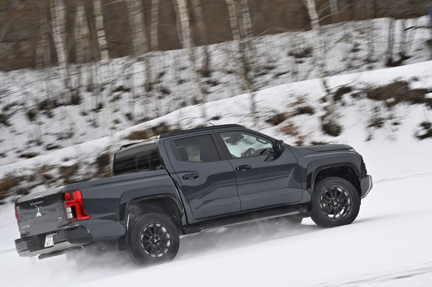 三菱トライトンの雪道走行シーン 〜 画像6