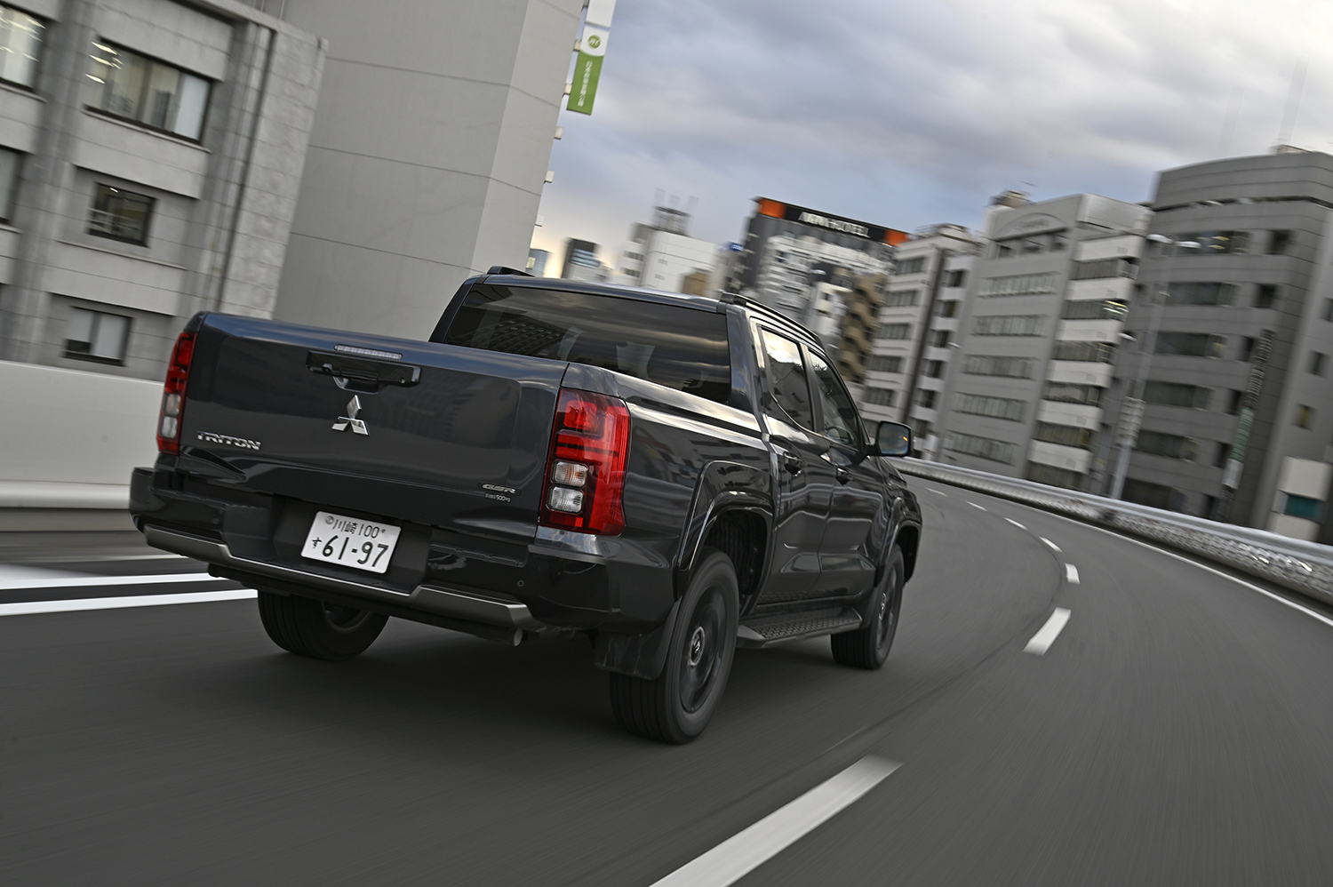 三菱トライトンの走行シーン