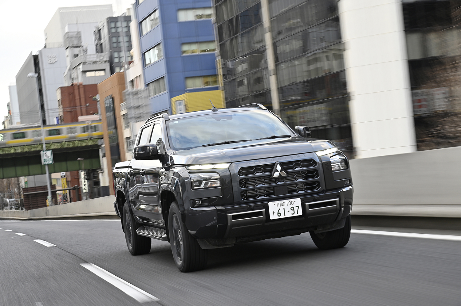 三菱トライトンの走行シーン