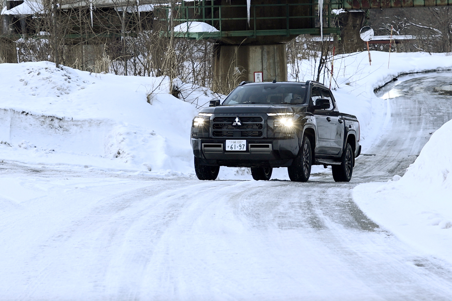 三菱トライトンの雪道走行シーン 〜 画像32