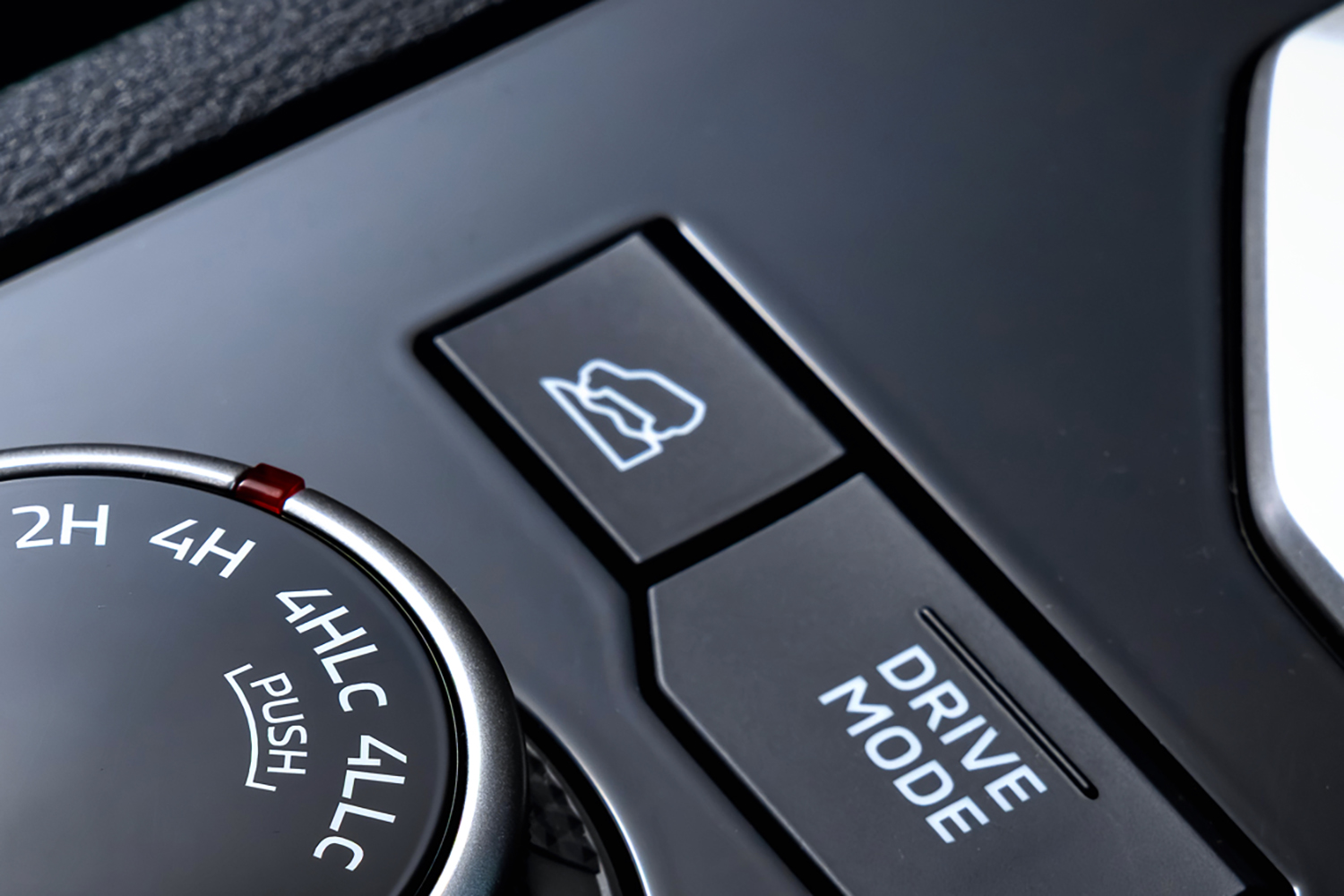 三菱トライトンのヒルディセントコントロールのスイッチ