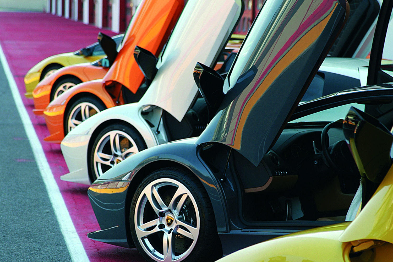 並べられたランボルギーニ・ムルシエラゴの