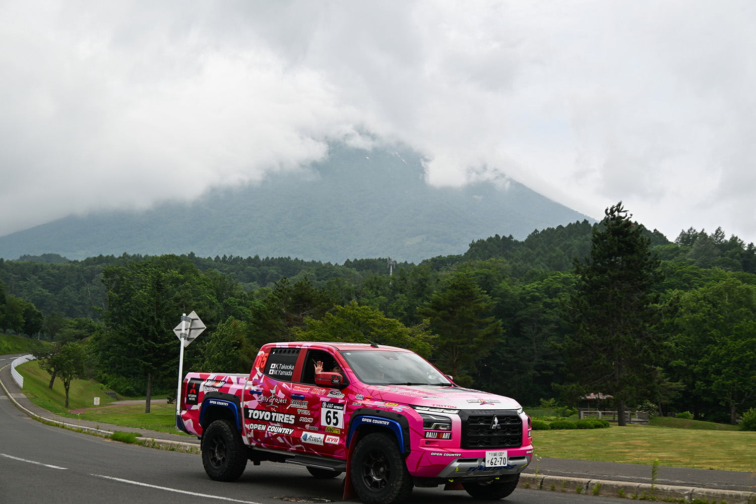 全日本ラリーに参戦している竹岡圭さんの三菱トライトン