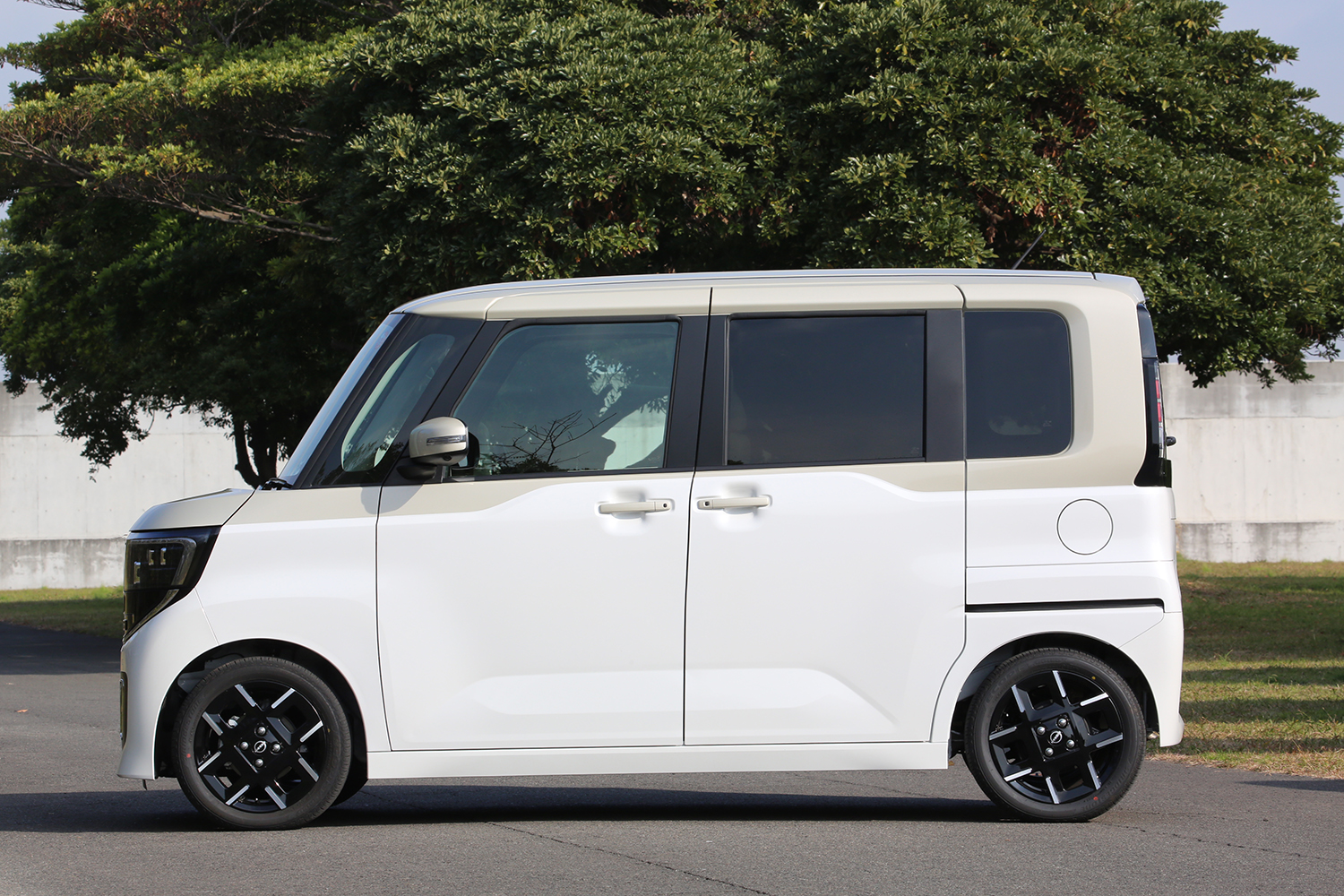 日産ルークスのサイドビュー