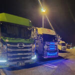 【画像】トラックのハンドルはなんでデカくて水平？　同じクルマなのに乗用車とは違うワケ 〜 画像1