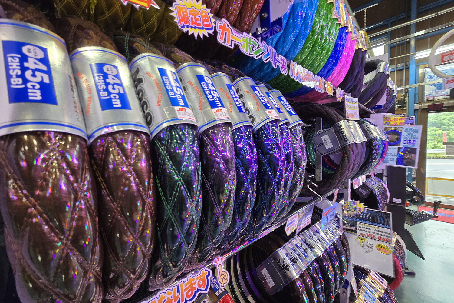 量販店のトラック用ハンドルカバー売り場 〜 画像3
