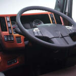 トラックのハンドルはなんでデカくて水平？　同じクルマなのに乗用車とは違うワケ