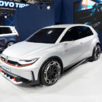 【画像】ちょっと笑い顔に変身！　新たなデザイナーが描いた「新型ポロGTI」のキモを聞いた【東京オートサロン2026】 〜 画像1