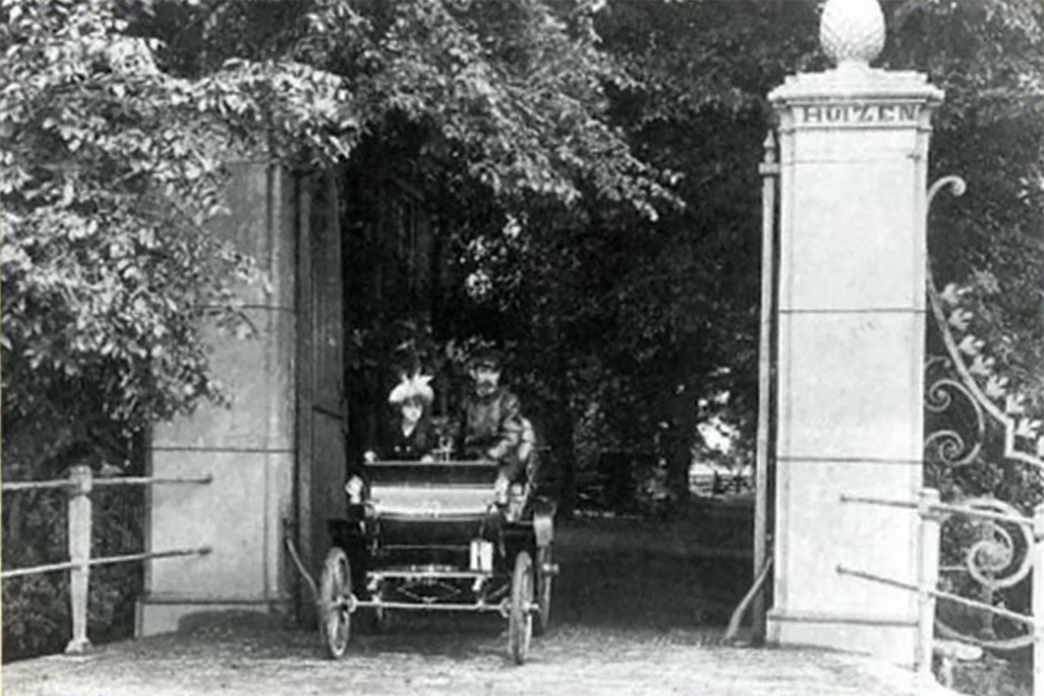 メルセデス・ベンツのエンジンを搭載したスパイカーの最初のモデル