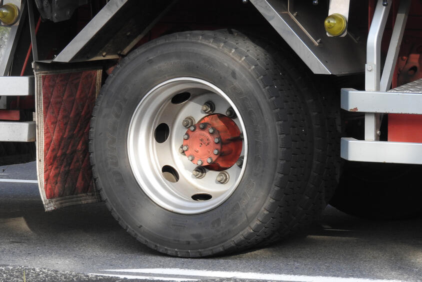 トラックのタイヤトラブルはガチでやばい！　重大事故を防ぐために「タイヤの空気圧・温度の管理モニター」が超重要だった