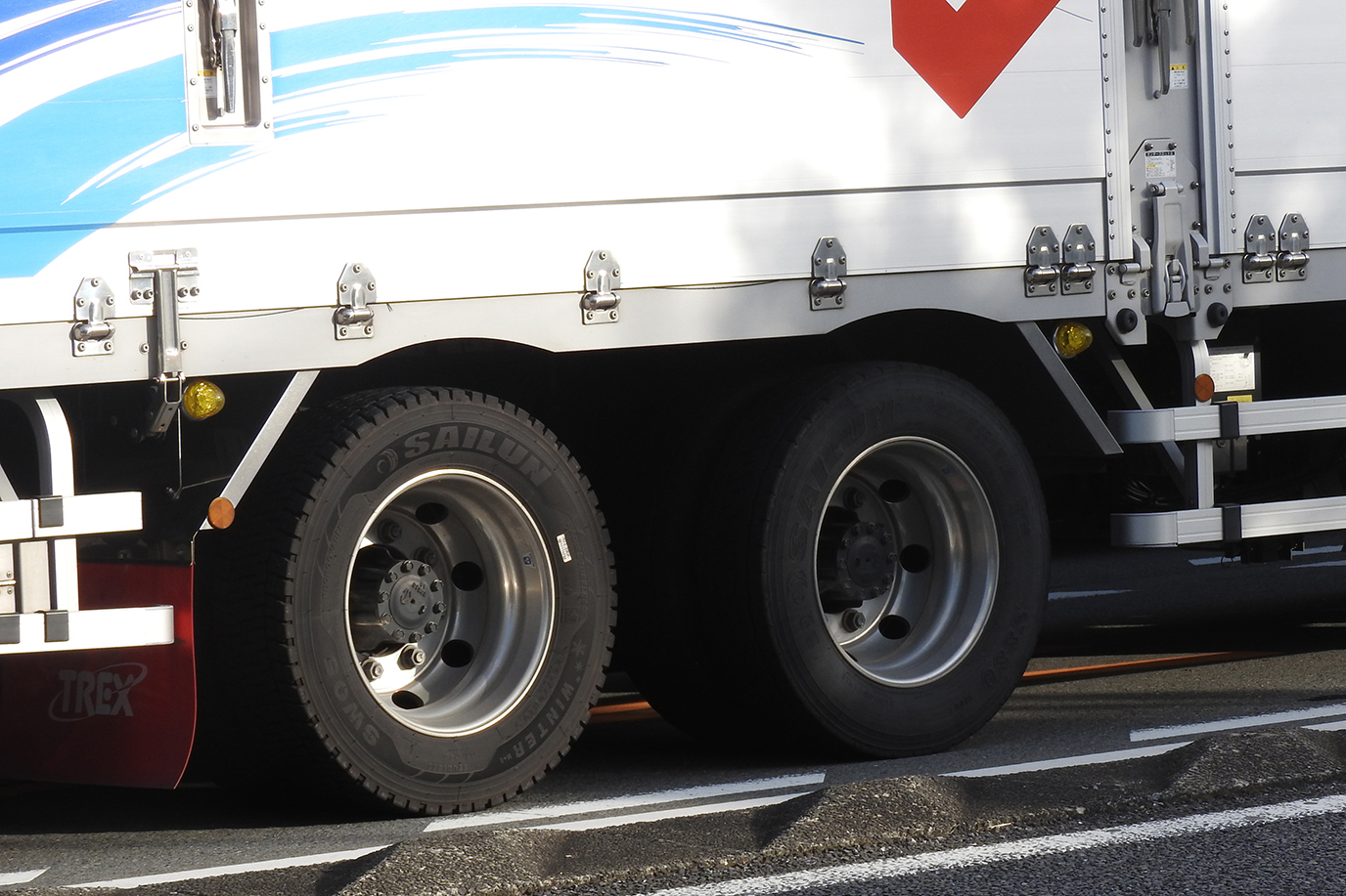 トラックのタイヤ